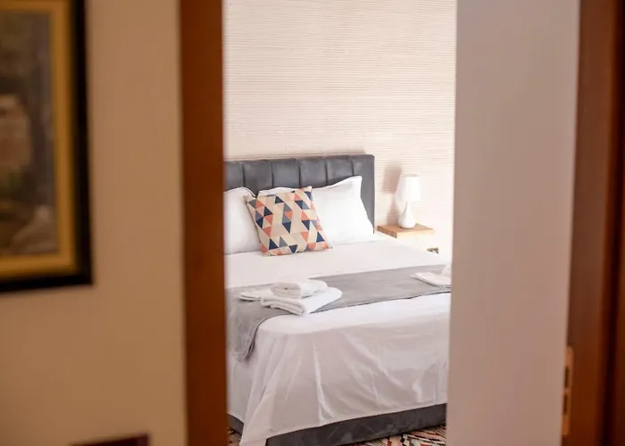 Spacious 3 Bedroom Apt Across Tanners\' Bridge, Sleeps 8