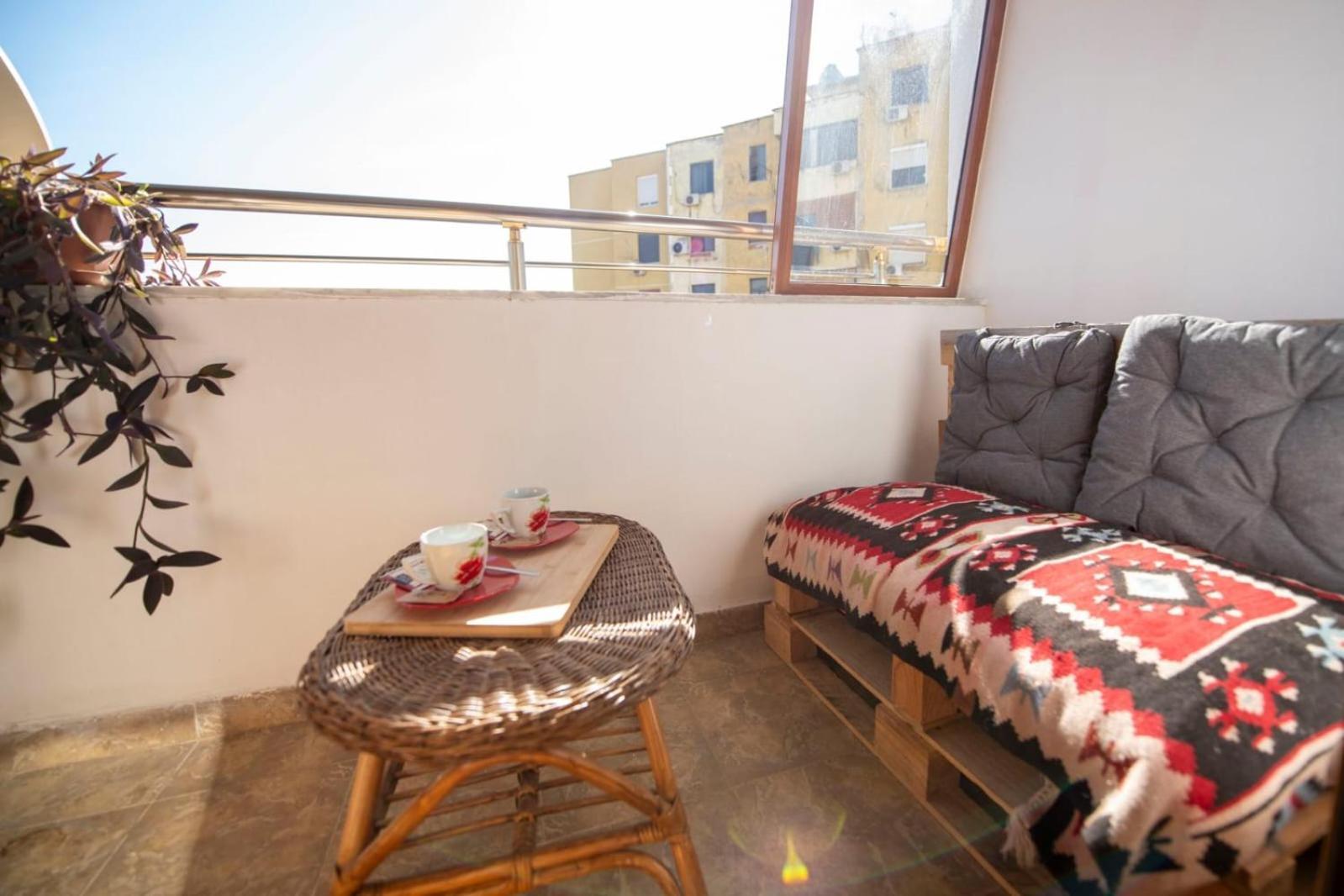 Spacious 3 Bedroom Across Tanners' Bridge, Sleeps 8 Tiranë