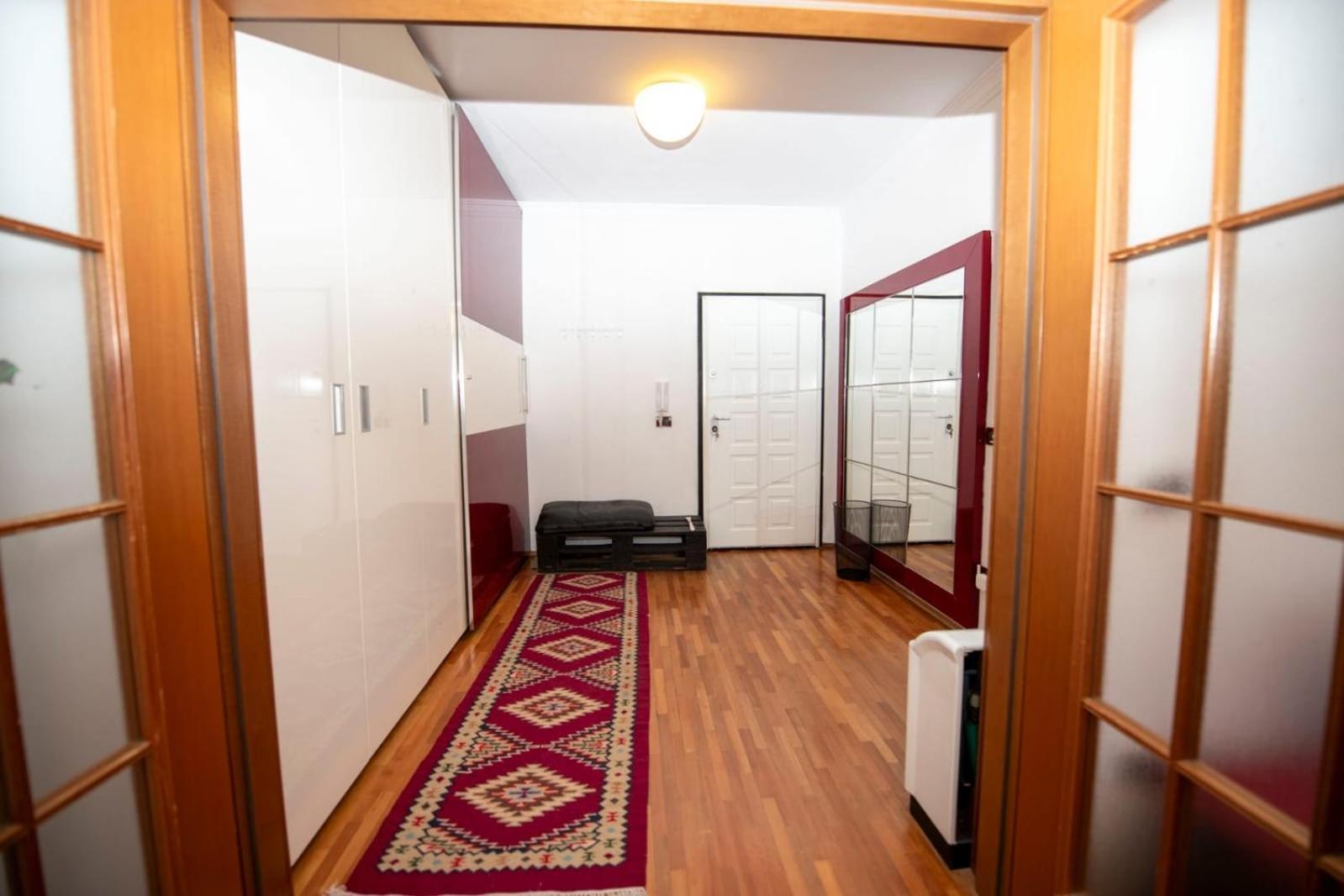 Spacious 3 Bedroom Across Tanners' Bridge, Sleeps 8 * Tiranë