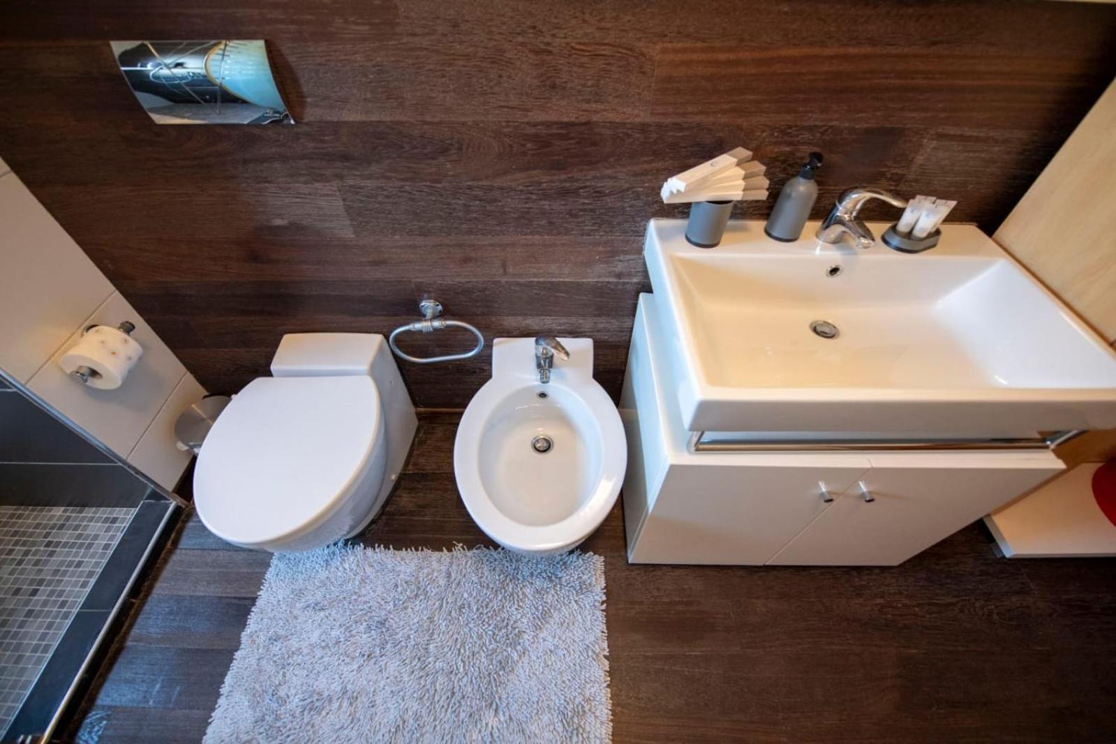 Spacious 3 Bedroom Across Tanners' Bridge, Sleeps 8 Leilighet Tiranë