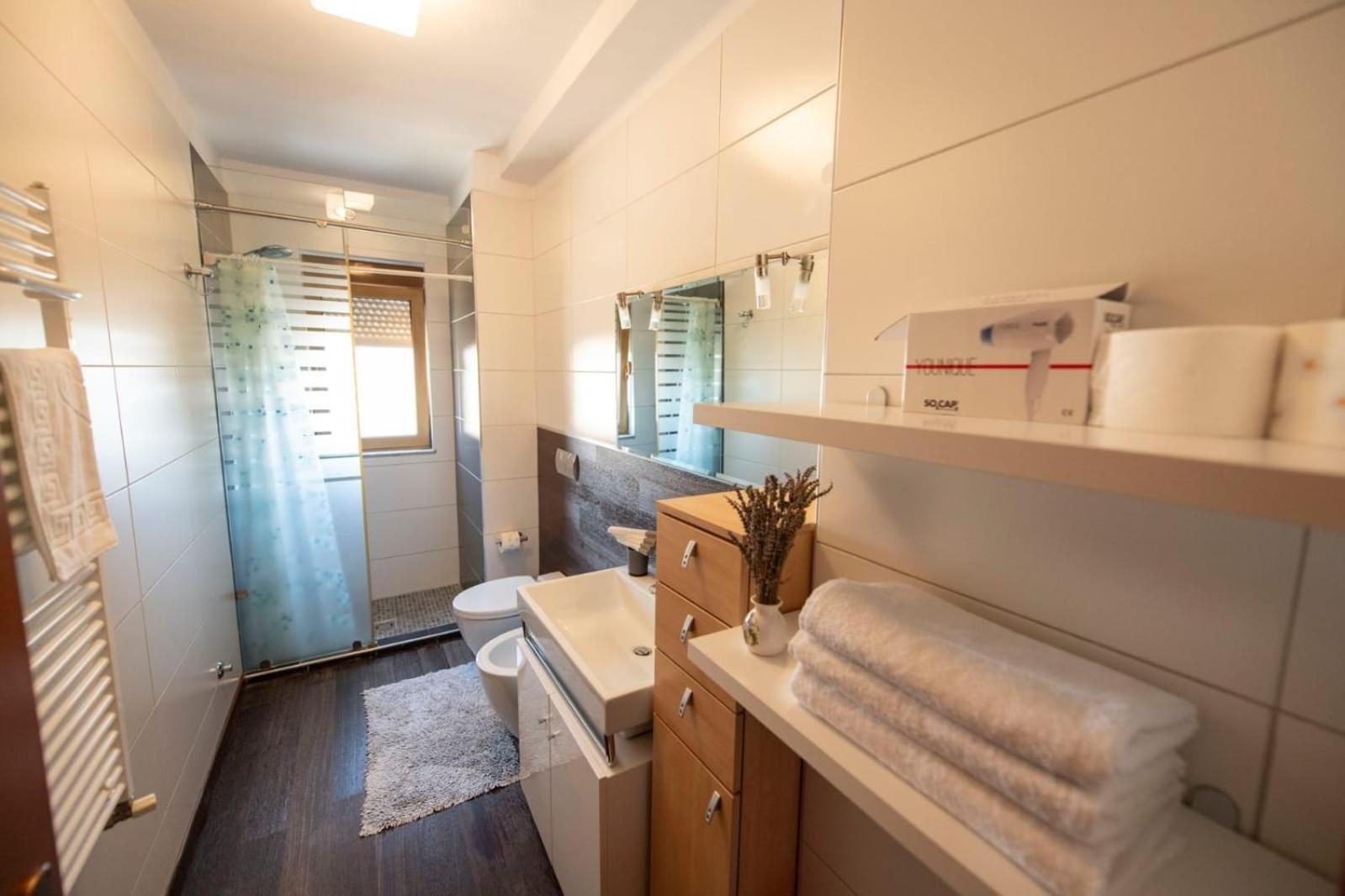 Spacious 3 Bedroom Across Tanners' Bridge, Sleeps 8 * Tiranë