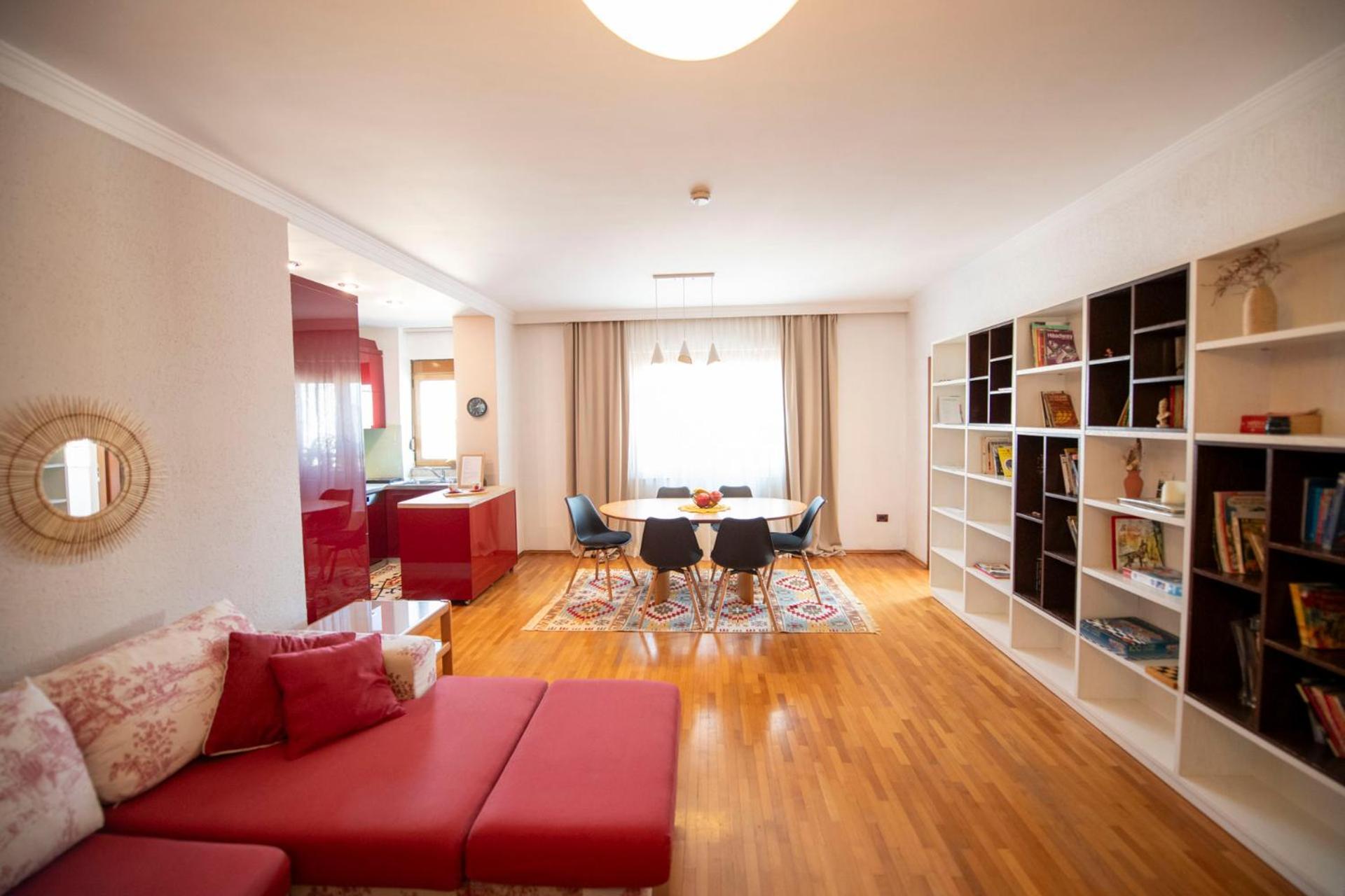 Spacious 3 Bedroom Across Tanners' Bridge, Sleeps 8 Leilighet Tiranë
