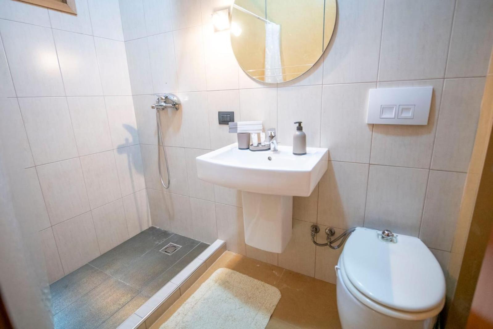 Spacious 3 Bedroom Across Tanners' Bridge, Sleeps 8