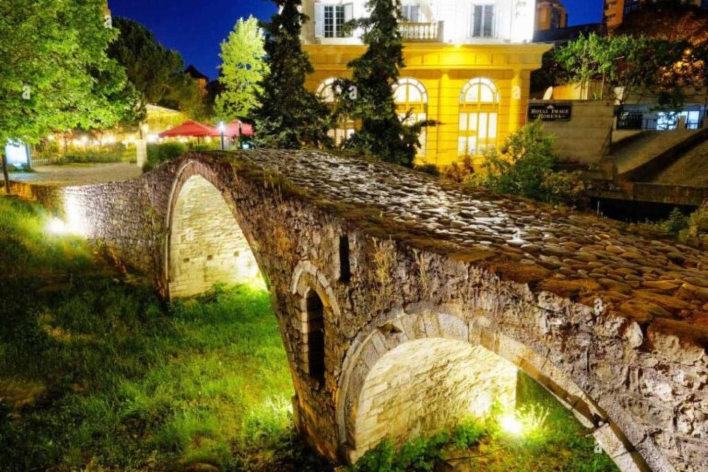 Spacious 3 Bedroom Across Tanners' Bridge, Sleeps 8 Tiranë