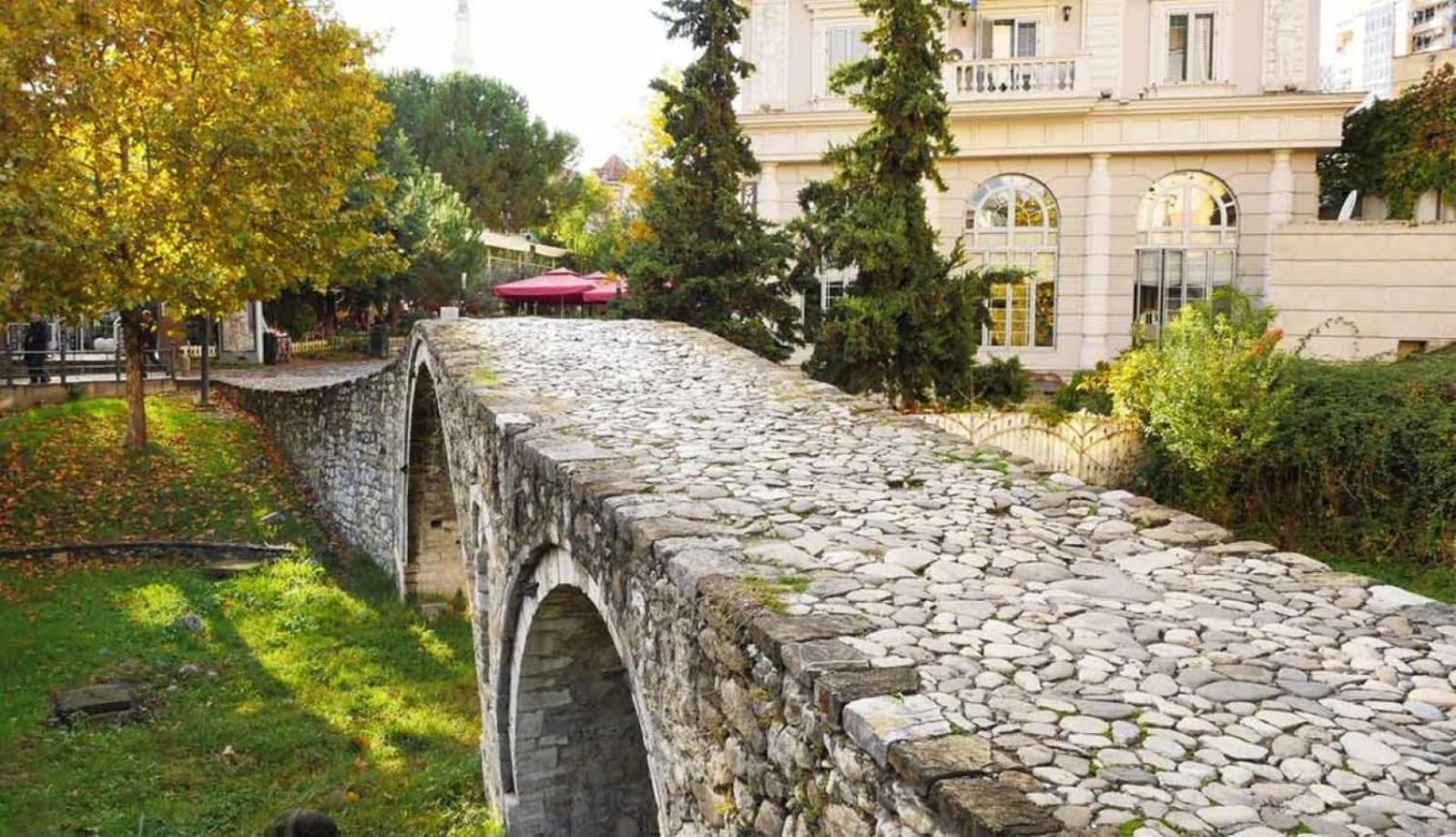 Spacious 3 Bedroom Across Tanners' Bridge, Sleeps 8 Leilighet Tiranë