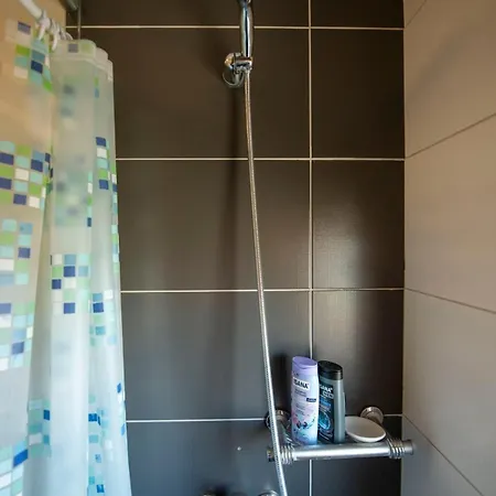 Spacious 3 Bedroom Apt Across Tanners' Bridge, Sleeps 8 Tirana Exterior photo