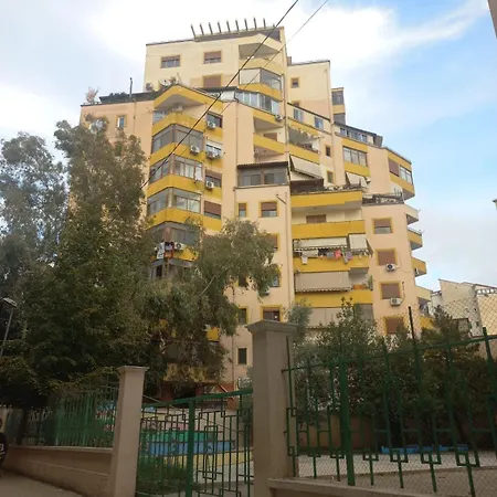 Spacious 3 Bedroom Apt Across Tanners' Bridge, Sleeps 8 Tirana Exterior photo